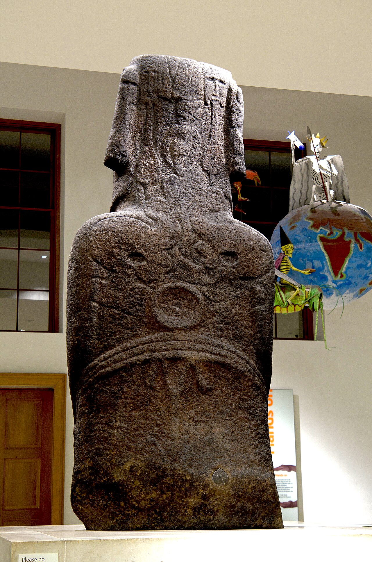 The back of Hoa Hakananai'a, with faint birdman carvings above a ring and curved bands