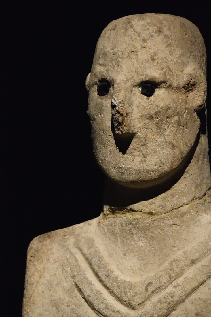 Urfa Man statue, showing the V-shaped double line at the neck
